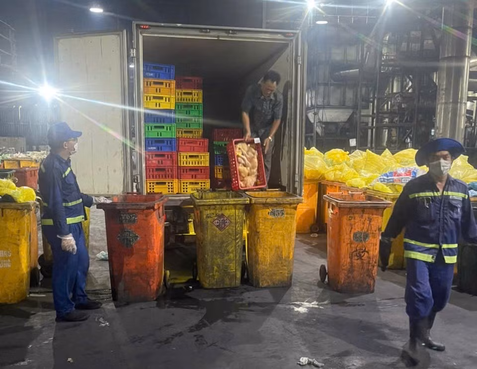 TP Hồ Chí Minh: Liên tiếp phát hiện, tiêu hủy hàng tấn sản phẩm động vật không rõ nguồn gốc -1
