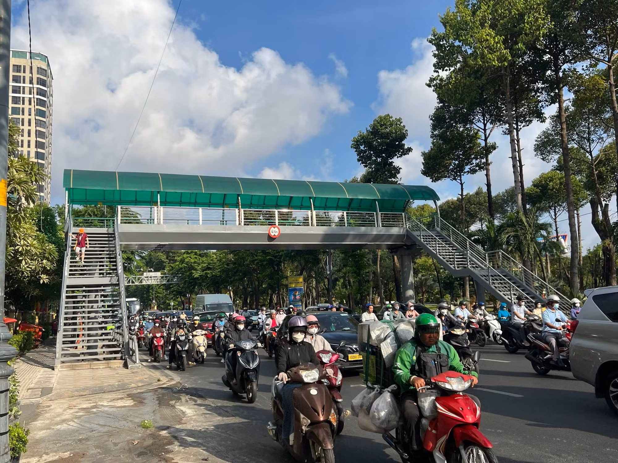 TP Hồ Chí Minh triển khai hàng loạt giải pháp kéo giảm ùn tắc giao thông -0