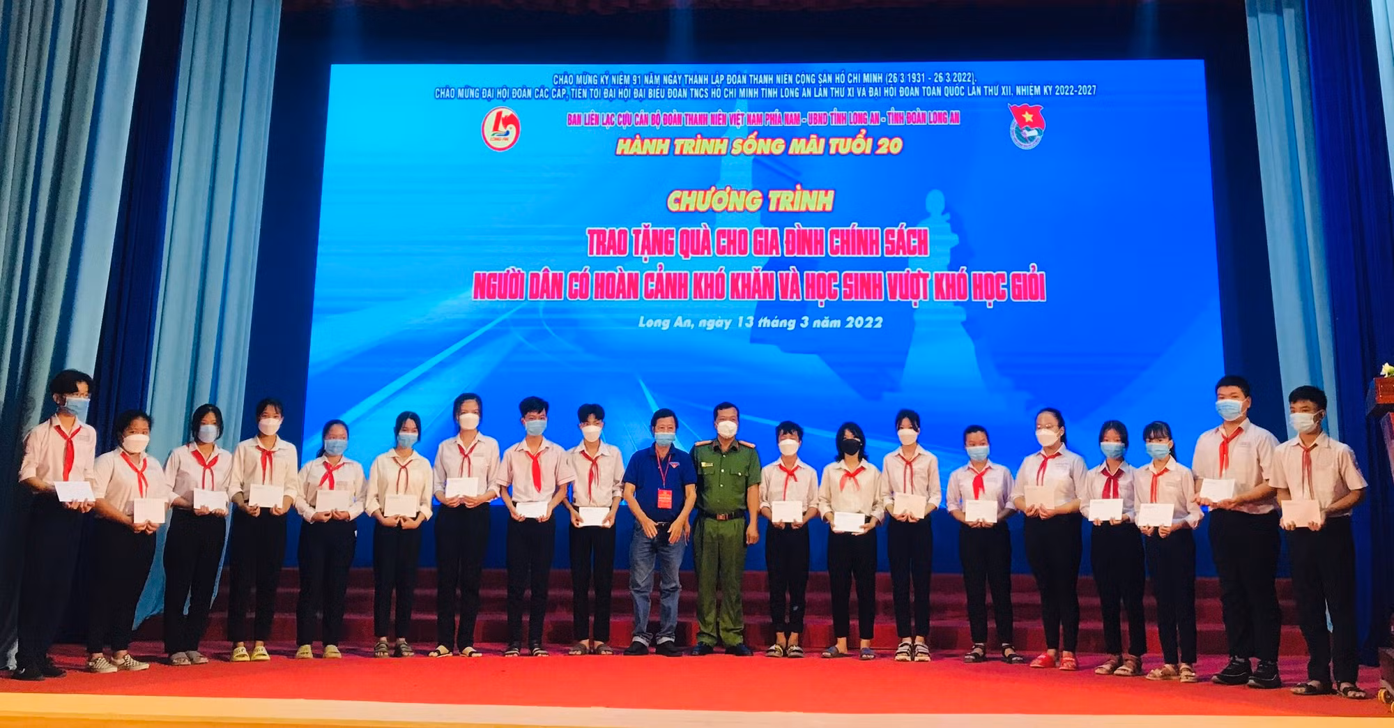 Hàng trăm phần quà, xuất học bổng đến với người dân học sinh trong chương trình 
