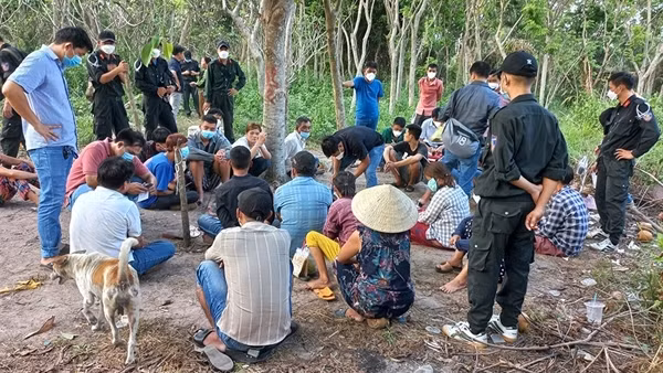 Triệt phá sòng bài “quý bà” ảnh 6
