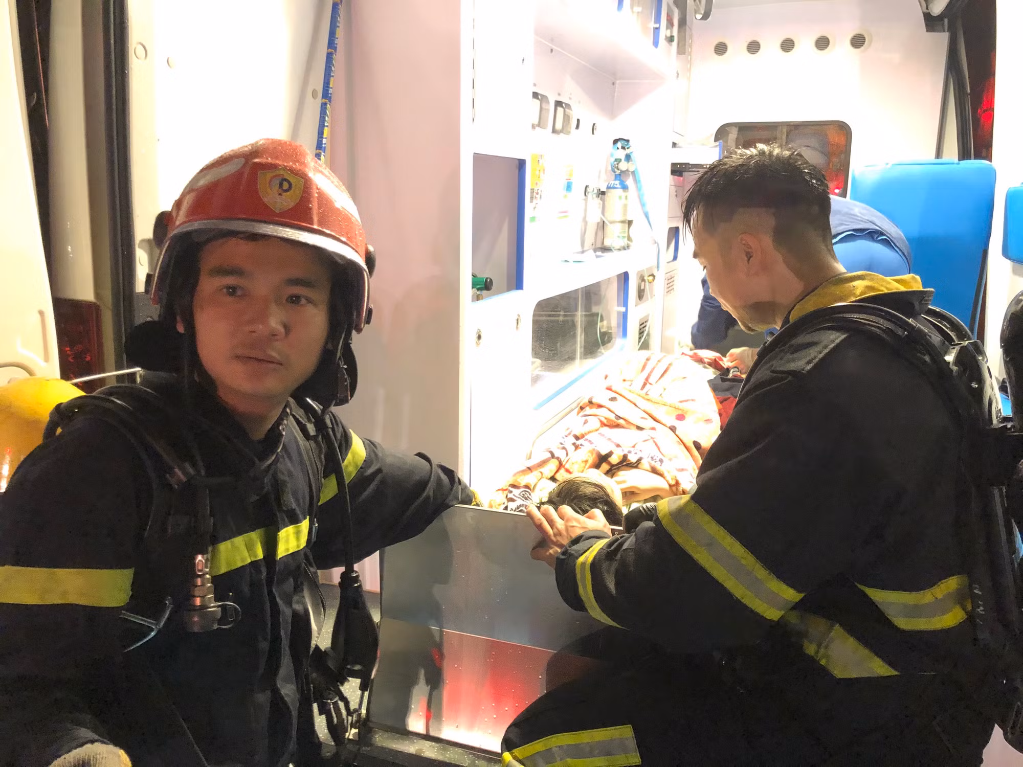 Cứu 3 người thoát nạn trong đám cháy -1