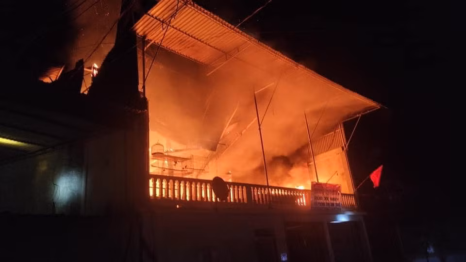 Căn nhà sàn trị giá hơn 1 tỷ đồng bị thiêu rụi trong đêm -0