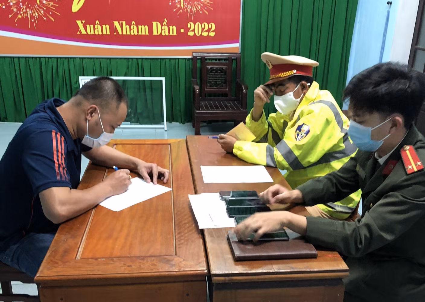 Bắt giữ 2 người Trung Quốc nhập cảnh trái phép -0