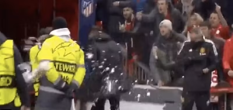 CĐV Man Utd có hành động 
