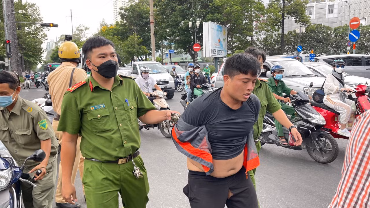 Tên cướp luôn thủ biển số 
