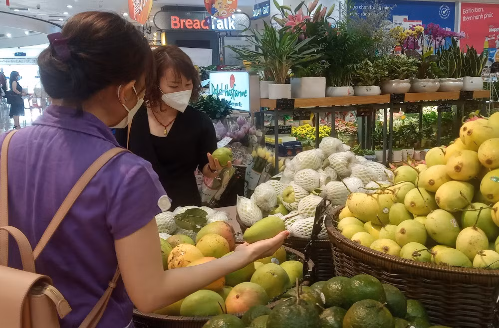Doanh nghiệp bán lẻ “gồng mình” để giữ sức mua -0