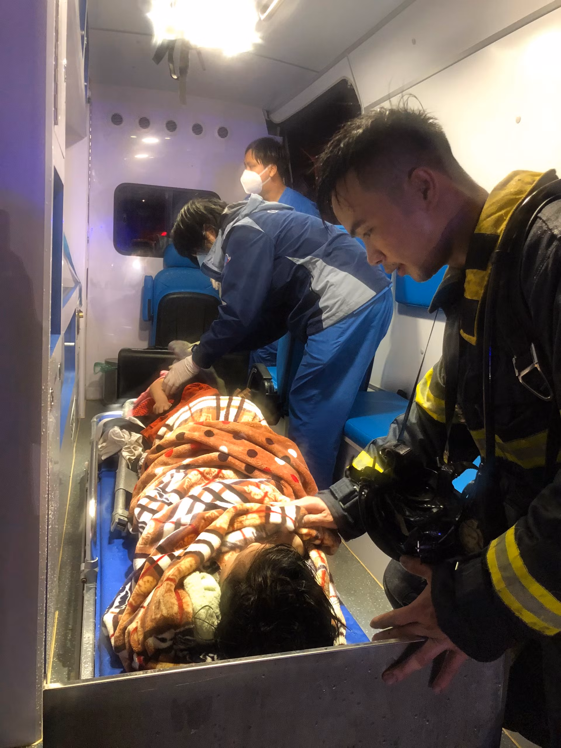 Cứu 3 người thoát nạn trong đám cháy -0
