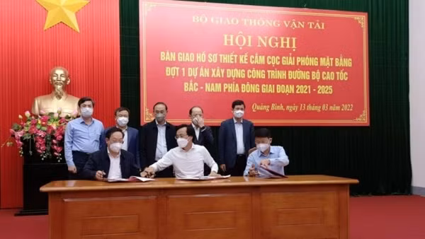 Bàn giao mốc giải phóng mặt bằng 5 dự án cao tốc từ Hà Tĩnh đến Quảng Trị