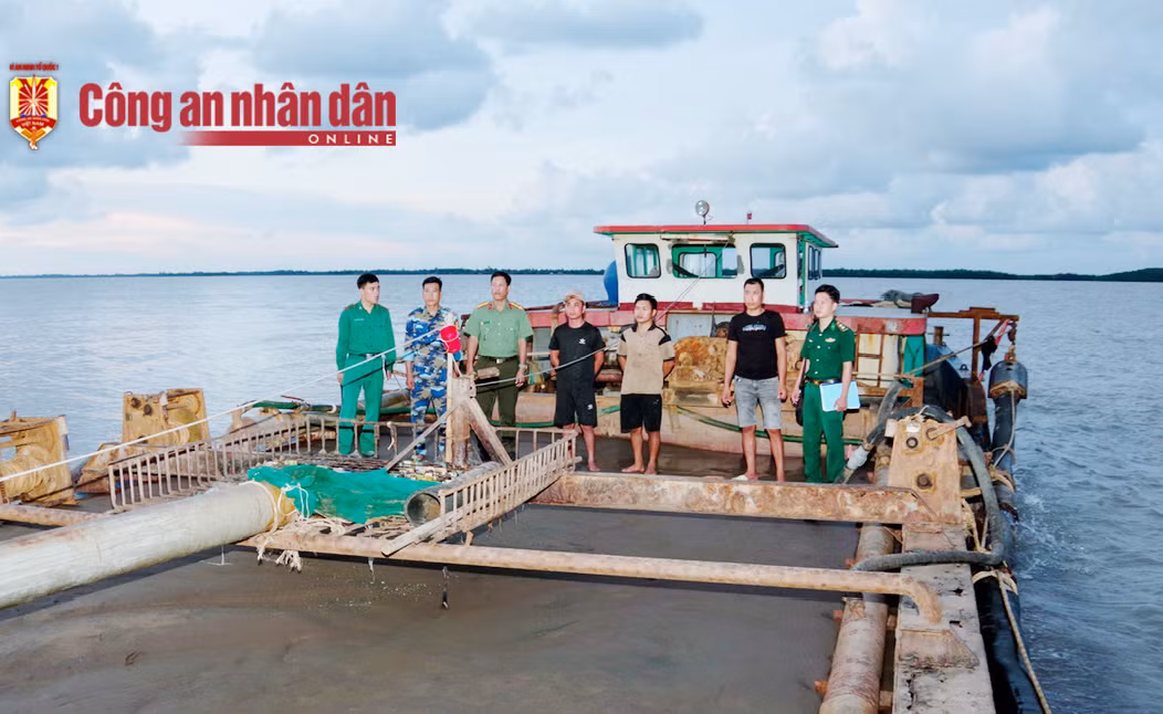 Bắt quả tang phương tiện khai thai thác cát biển trái phép -0