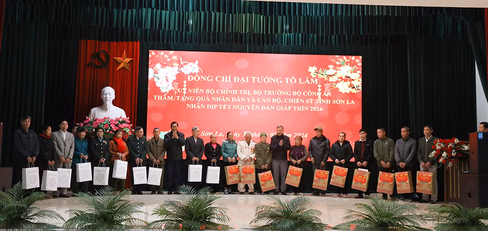 Đại tướng Tô Lâm thăm, tặng quà nhân dân và cán bộ tỉnh Sơn La -0