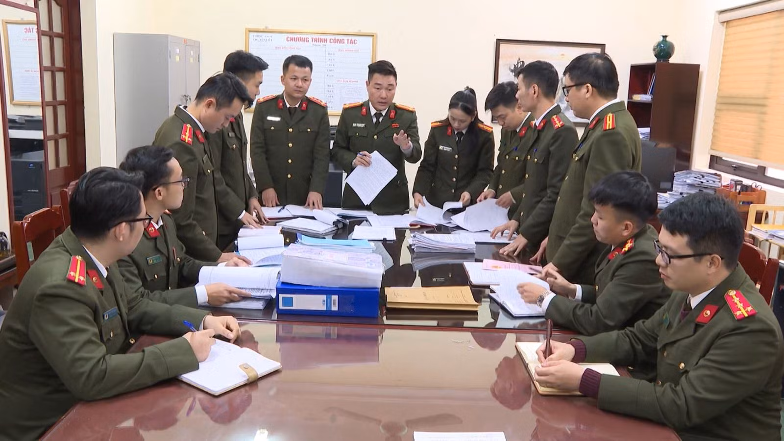 Khởi tố 23 bị can đưa, nhận hối lộ -0