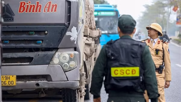 Căng mình trong gió rét bảo đảm an toàn giao thông tuyến quốc lộ