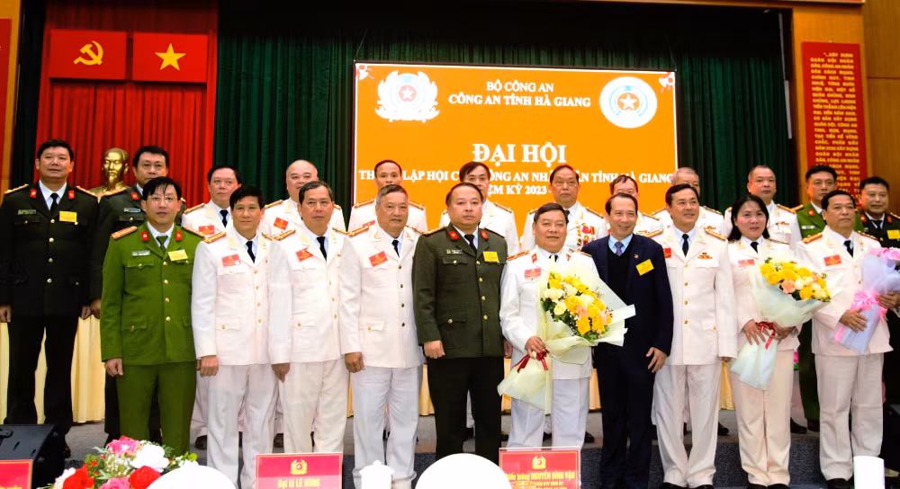 đại tá phan huy ngọc, giám đốc công an tỉnh và phó chủ tịch ubnd tỉnh trần đức quý chúc mừng các đồng chí trong bch hội cựu cand tỉnh.jpg -0