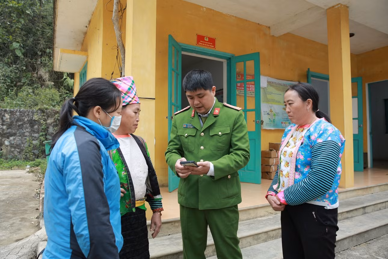 Tìm sóng điện thoại xây dựng công dân số nơi cực Tây đất nước -0