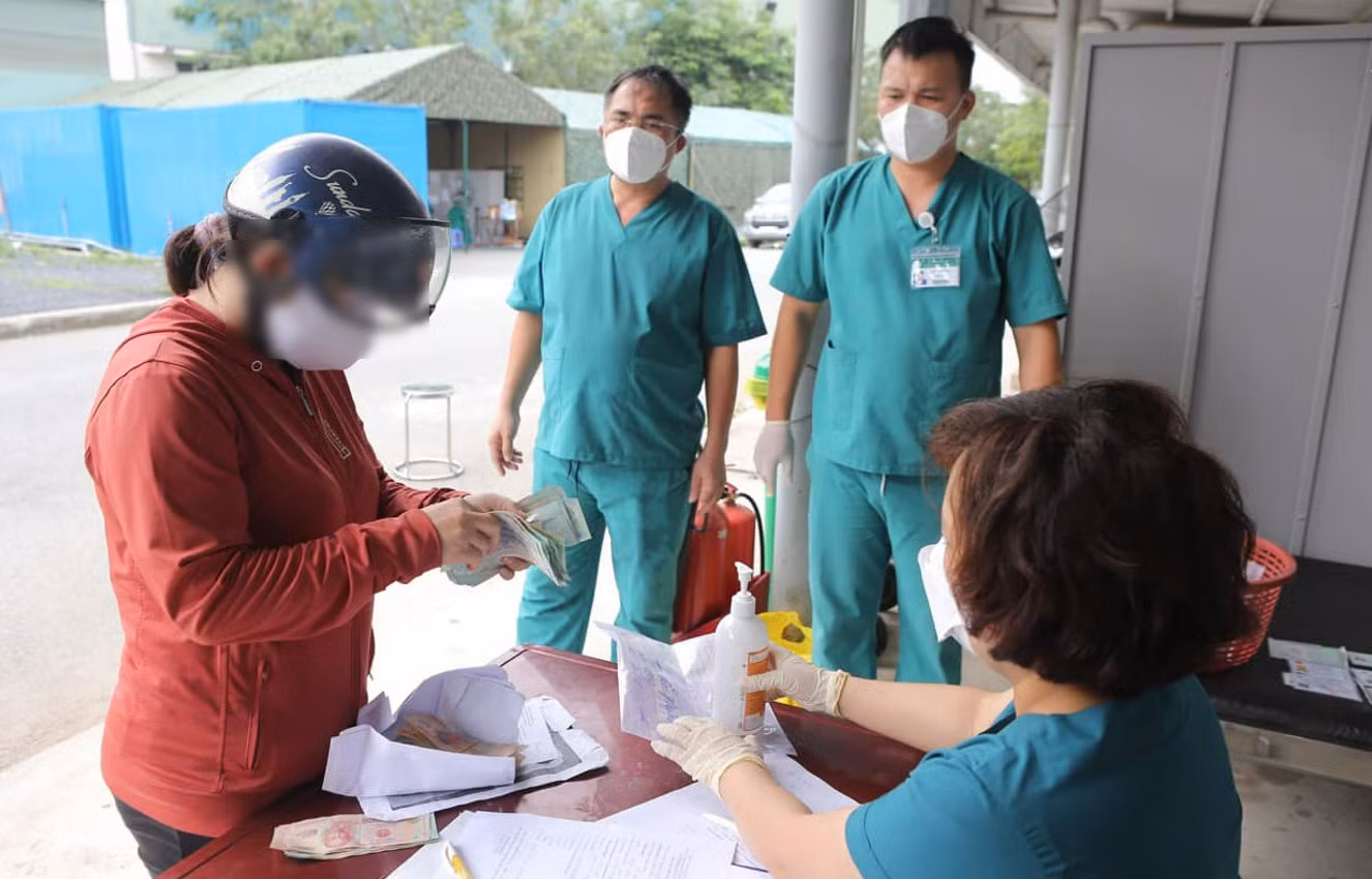 Xúc động nhận lại số tiền lớn của người thân đã tử vong vì COVID-19 -0