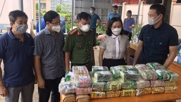 Bắt giữ kẻ tàng trữ hàng trăm viên ma túy trong ký túc xá ảnh 4