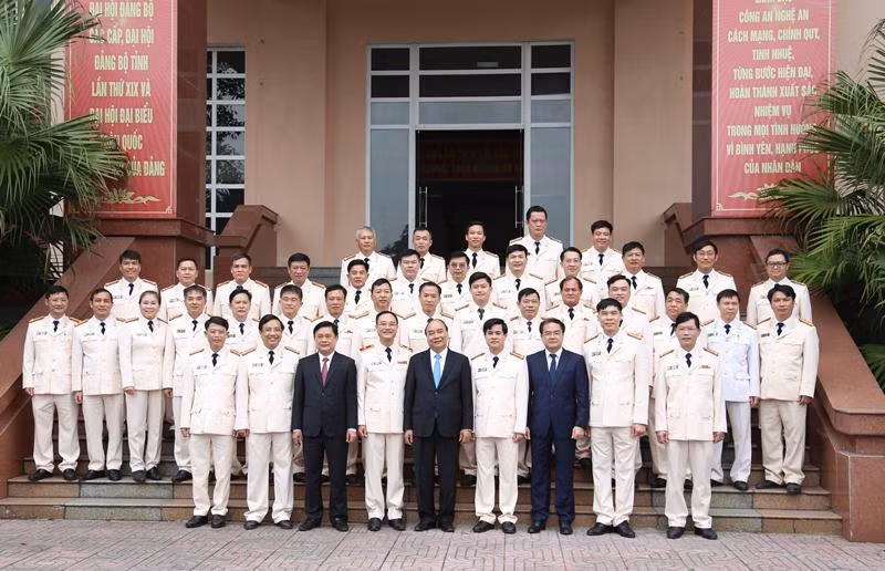 chủ tịch chụp ảnh lưu niệm.jpg -0