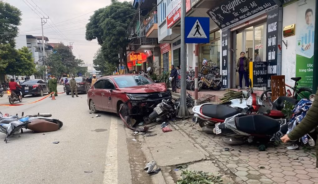 Xế hộp “say” đâm hàng loạt xe máy, một người bị thương -1