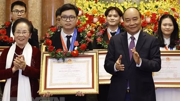 Chủ tịch nước trao Huân chương Lao động tặng học sinh đoạt giải Olympic quốc tế