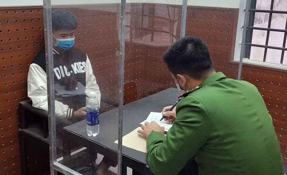 cán bộ cah đô lương lấy lời khai đối tượng .jpg -0