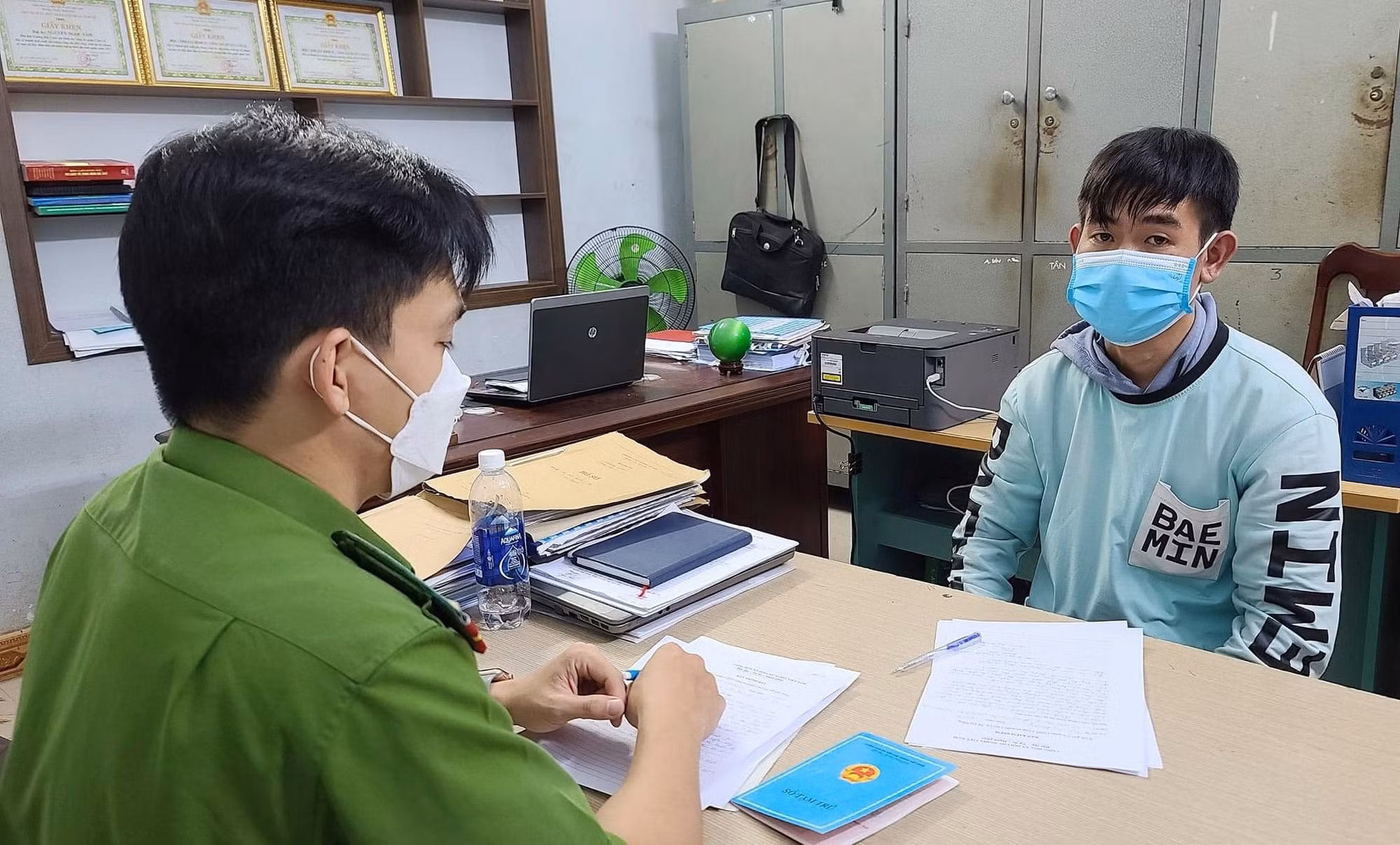 Cầm xe máy để chơi tiền ảo rồi bịa chuyện bị cướp tài sản để báo Công an -0