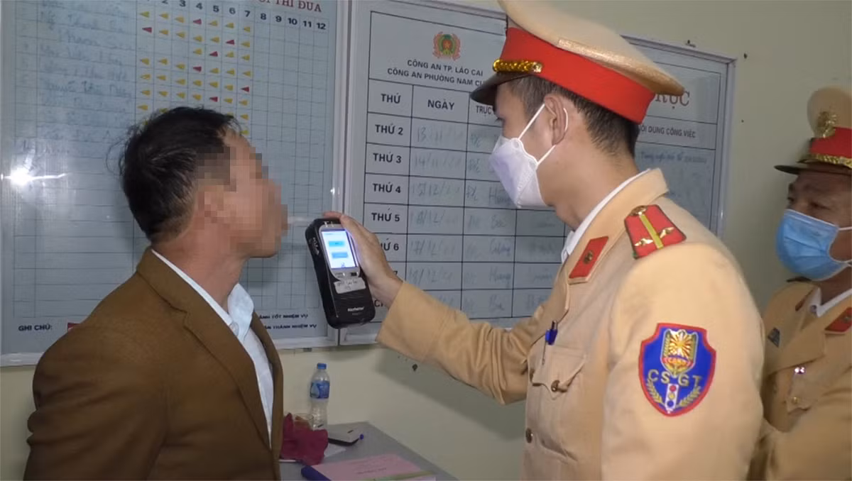 Xế hộp “say” đâm hàng loạt xe máy, một người bị thương -2
