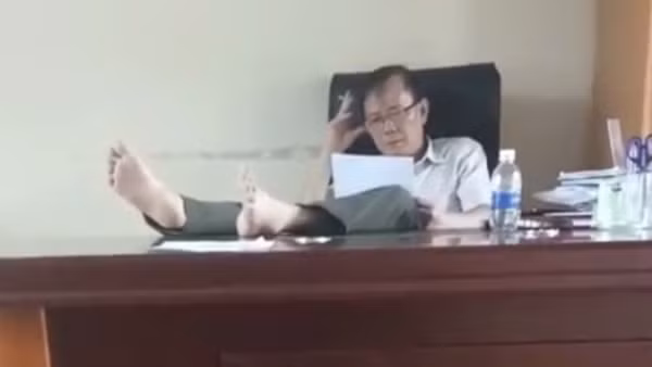 Hạt trưởng kiểm lâm "thích gác chân lên bàn" bị hạ bậc làm Hạt phó ảnh 2