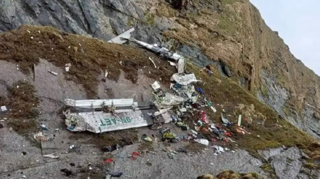 Tìm thấy xác máy bay chở 22 người rơi trên sườn núi Nepal -0