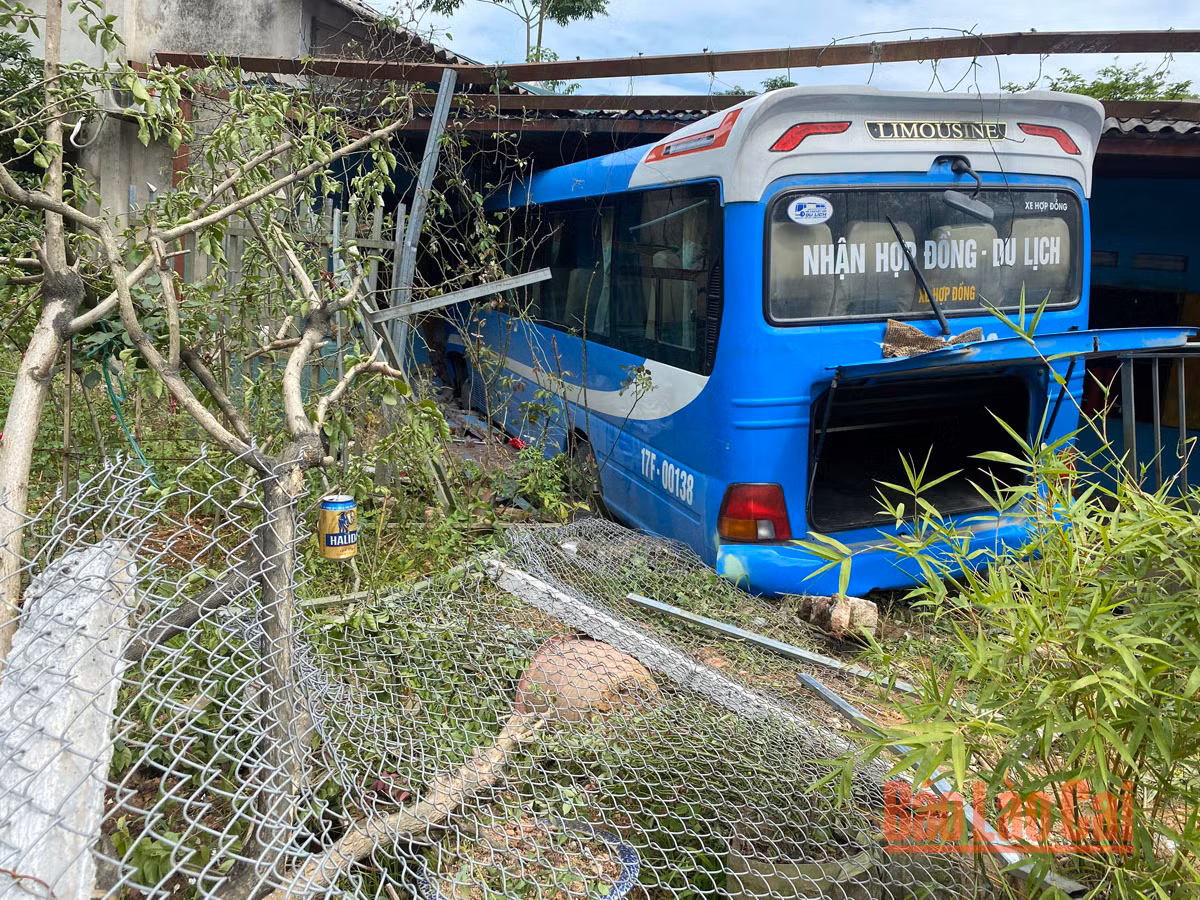 Nhiều người thoát nạn khi chiếc xe khách chở 28 người, lao vào một nhà dân -0