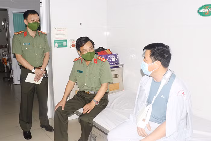 Lãnh đạo Công an tỉnh thăm hỏi CBCS bị thương trong lúc làm nhiệm vụ -0