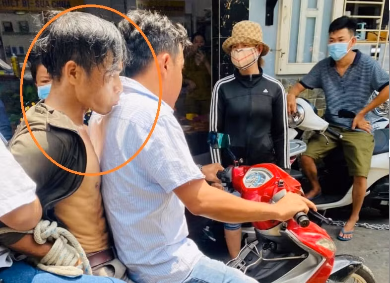 3 giờ giải cứu “ngáo đá” leo lên tầng 4 dọa nhảy lầu -1