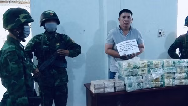 Ngụy trang 26kg ma túy tổng hợp, 10 bánh heroin dưới dạng gói trà