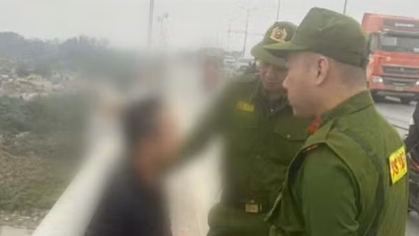 Công an thuyết phục nam thanh niên bỏ ý định nhảy cầu Thanh Trì