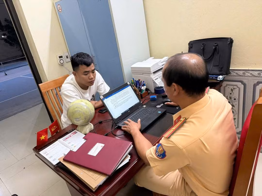 Xác định người đàn ông để cháu bé cầm vô lăng ô tô -0