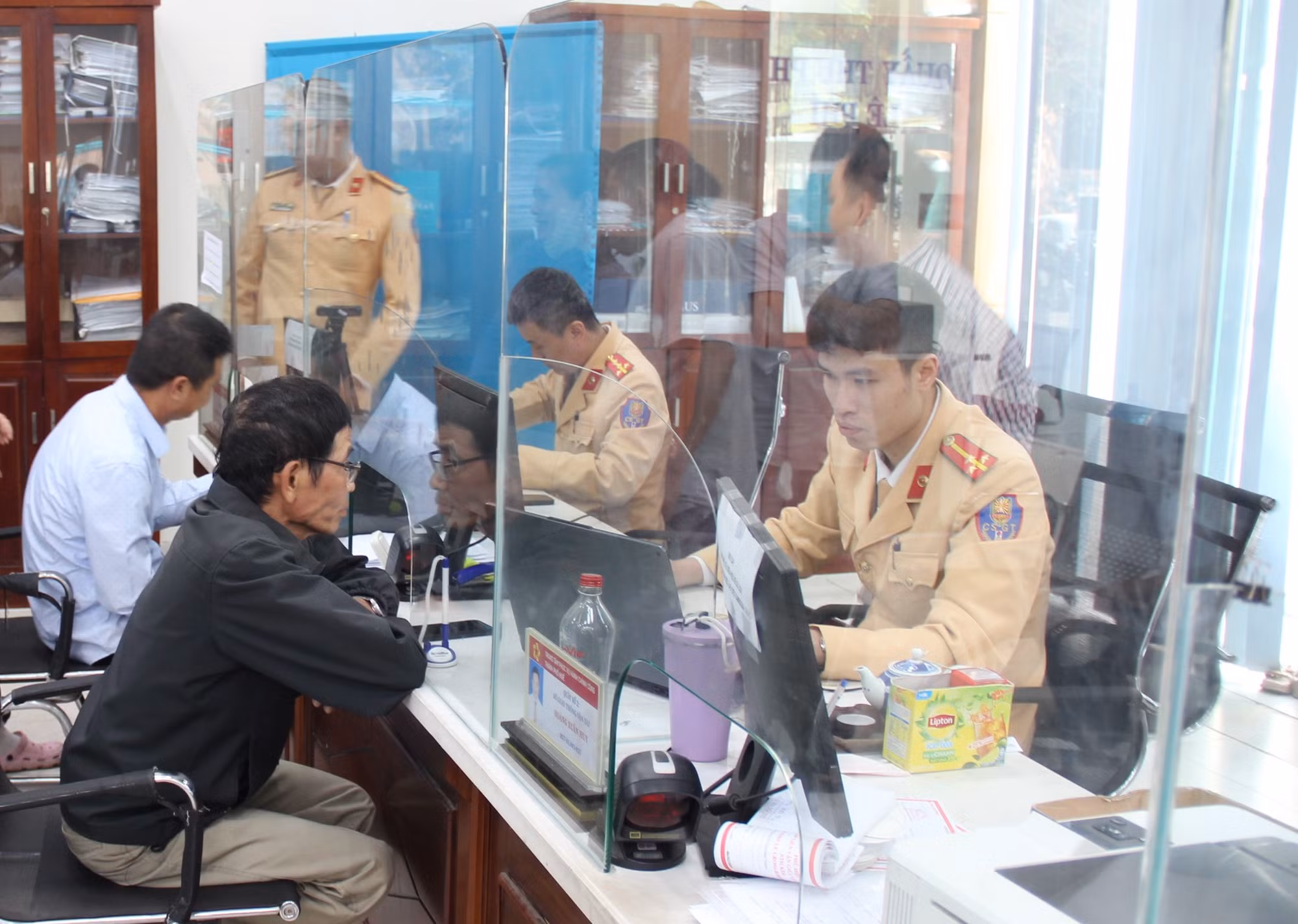 Công an TP Huế triển khai 11 điểm tiếp nhận, cấp đổi giấy phép lái xe cho người dân -0