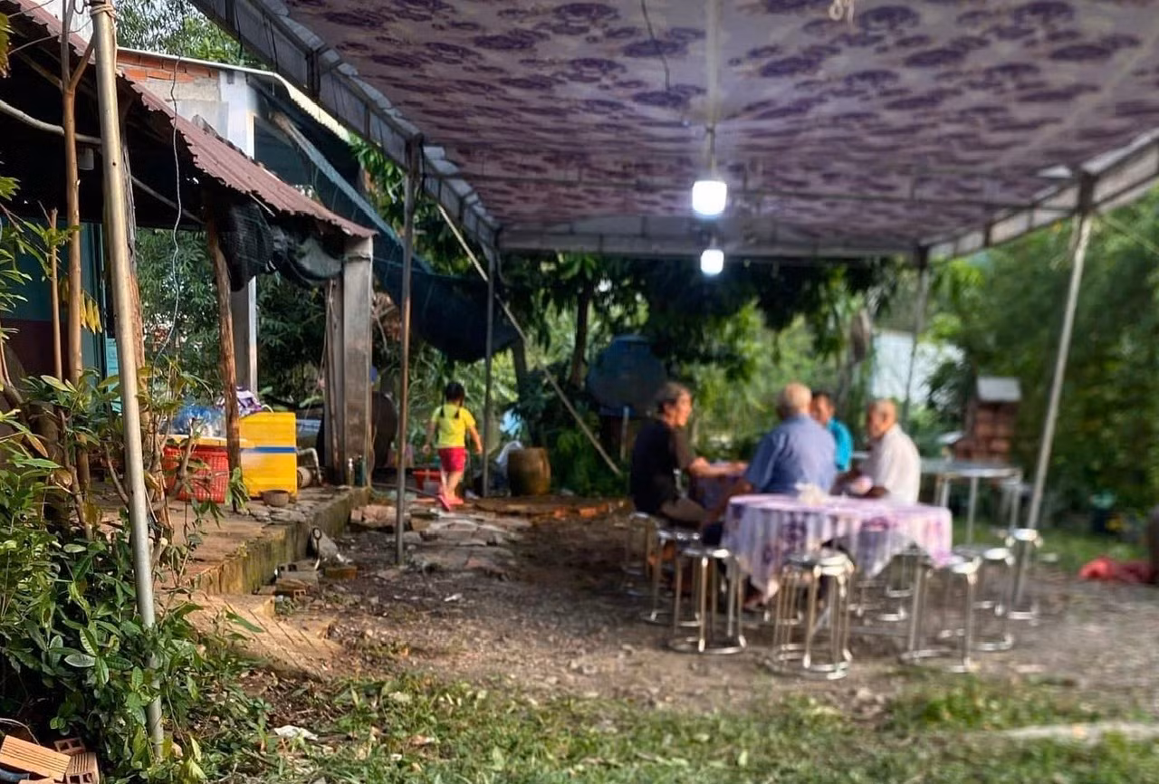 Học sinh tử vong do rút sạc điện thoại khi vừa tắm xong -0