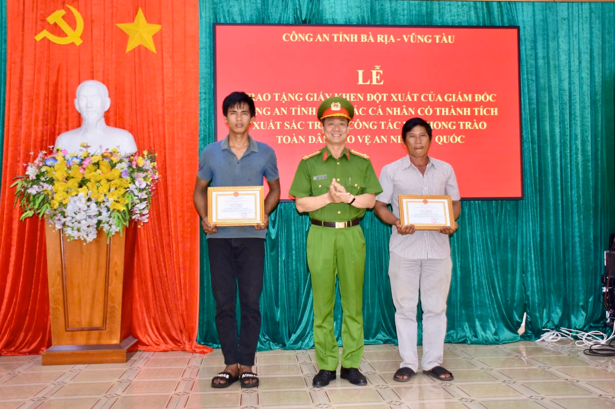 Khen thưởng công dân dũng cảm cứu thuyền viên tàu cá gặp nạn tại vùng biển Vũng Tàu -2