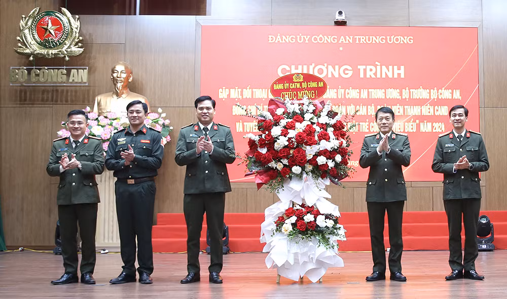Bộ trưởng Lương Tam Quang gặp mặt, đối thoại với đoàn viên thanh niên CAND -0
