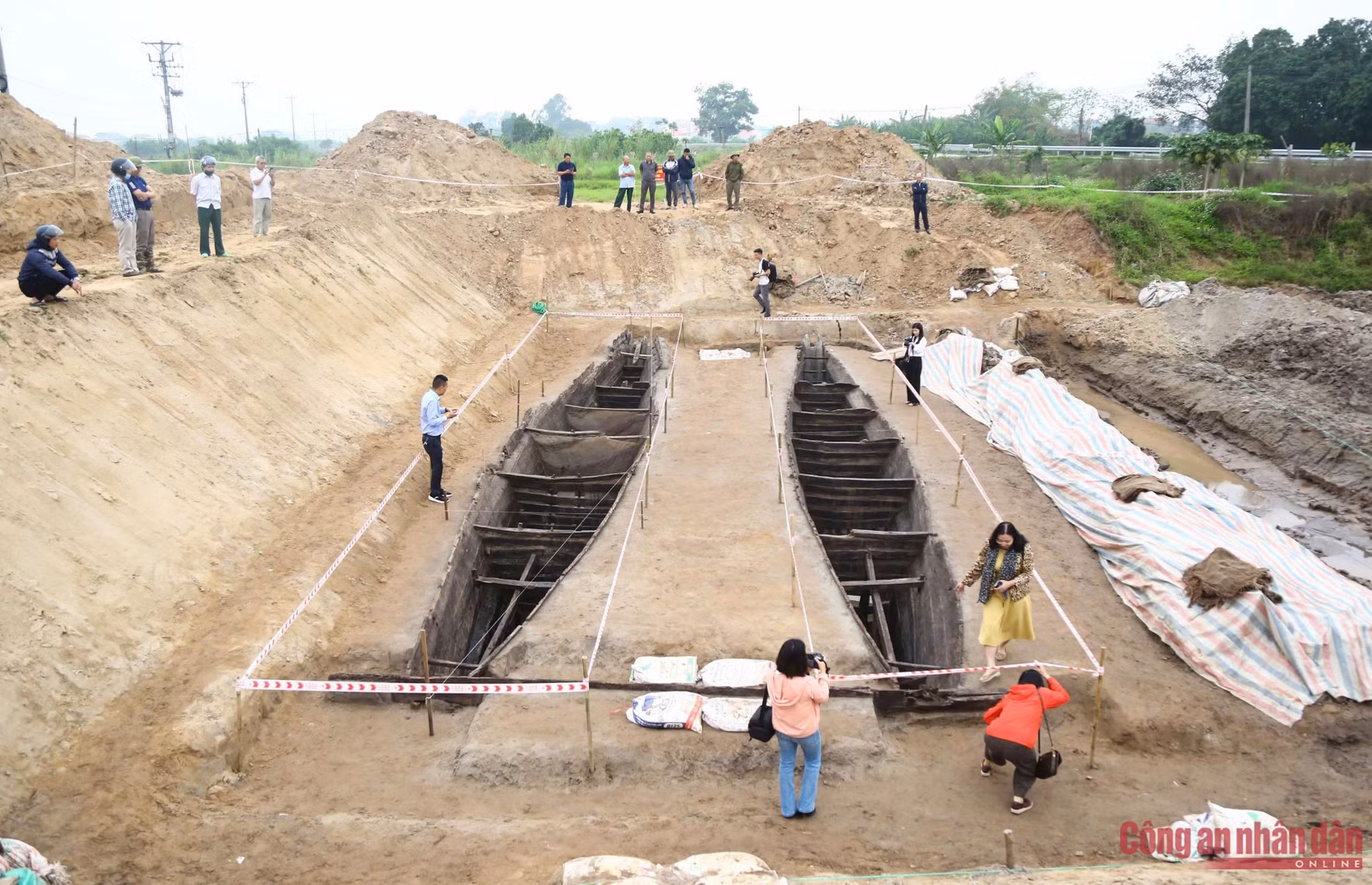 Cận cảnh hai chiếc thuyền cổ mới được khai quật ở Bắc Ninh -1