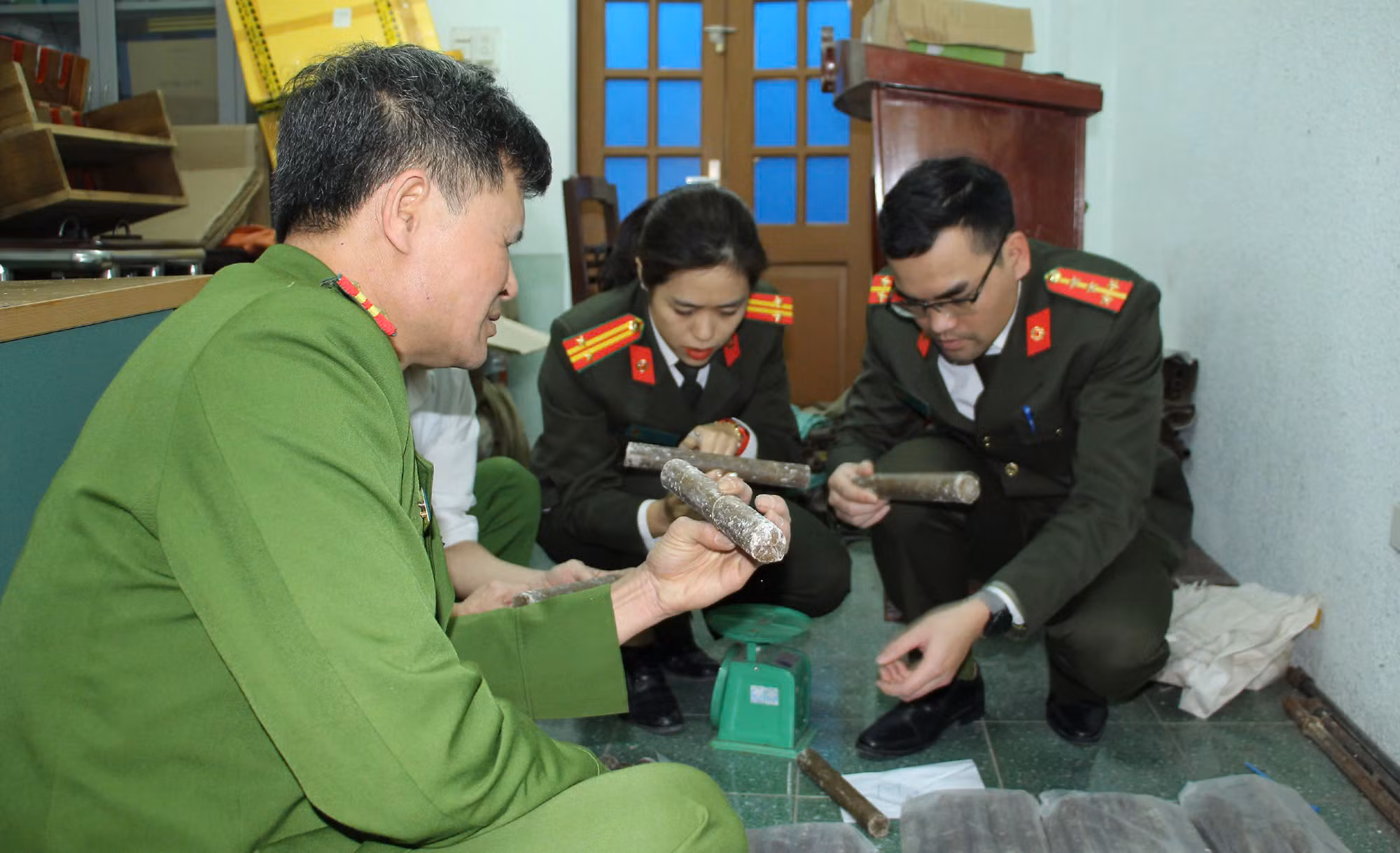 Bắt quả tang 4 đối tượng mua bán trái phép vật liệu nổ -0