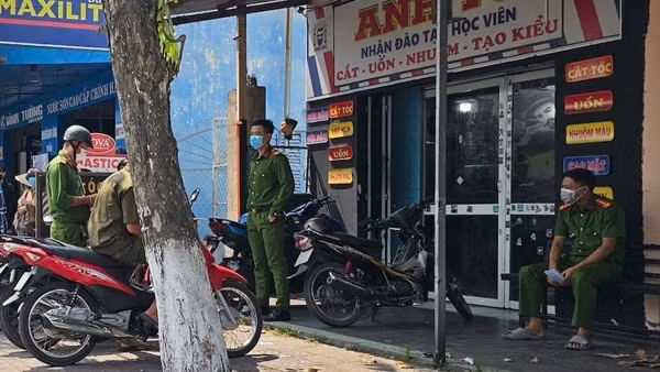 Hai vợ chồng tử vong bất thường trong căn nhà khóa cửa