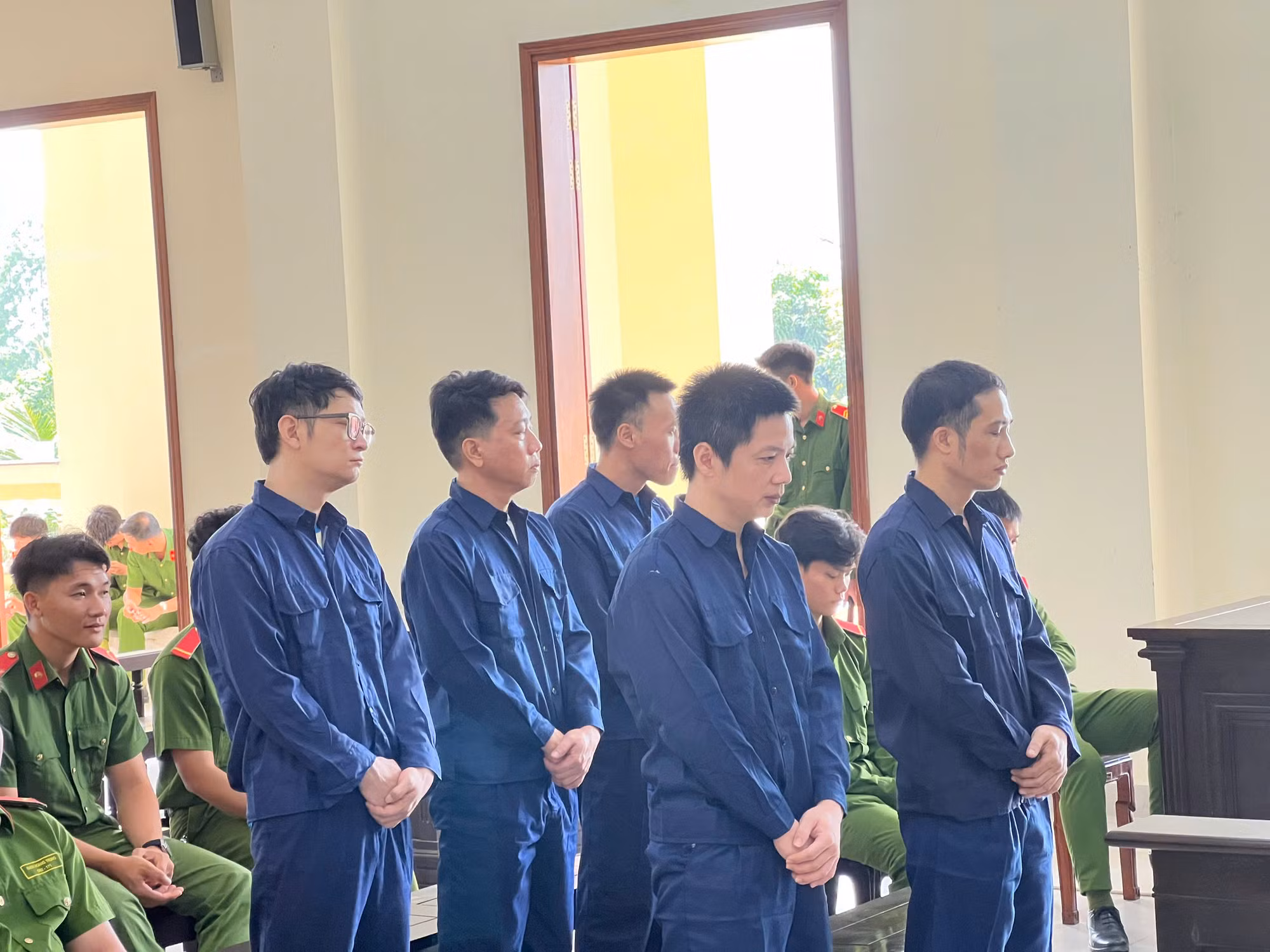 Tuyên án nhóm bị cáo nhận hối lộ tại Chi cục đăng kiểm 8 hi -0