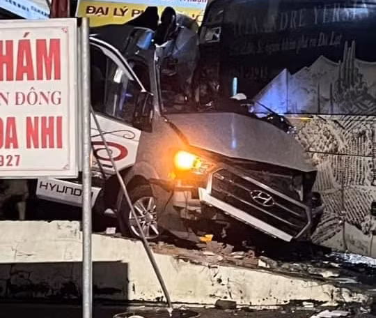 Tai nạn nghiêm trọng giữa 2 xe khách trên quốc lộ lúc rạng sáng khiến 4 người chết tại chỗ -0
