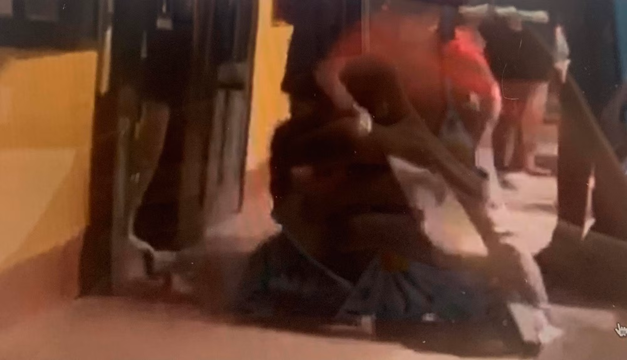 Vụ học sinh khóc, quỳ kiệt sức trước cửa lớp, Sở GD&ĐT Hà Nội yêu cầu báo cáo -0