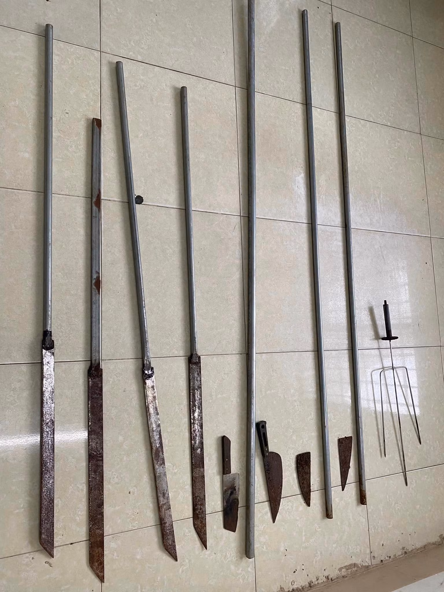 Khởi tố nhóm thanh thiếu niên “trời con” mang hung đuổi đánh nhau -0