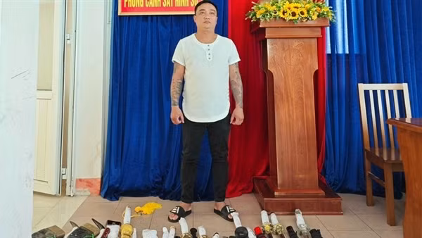 Vợ chồng cho vay lãi nặng "thủ" cả kho hung khí trong nhà