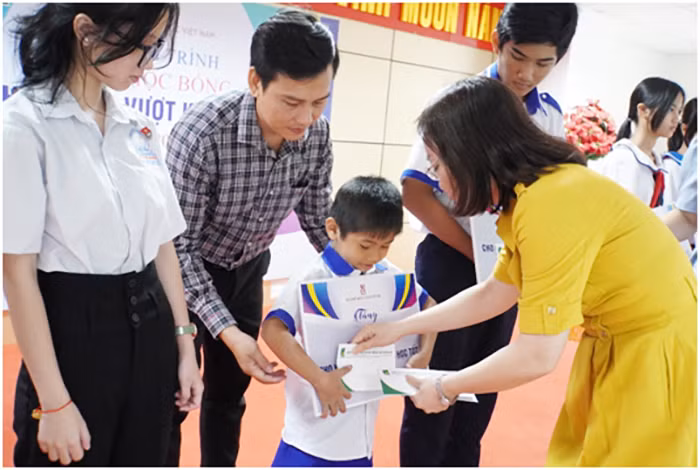 Tặng học bổng và hơn 100.000 bộ sách giáo khoa cho học sinh có hoàn cảnh khó khăn -0