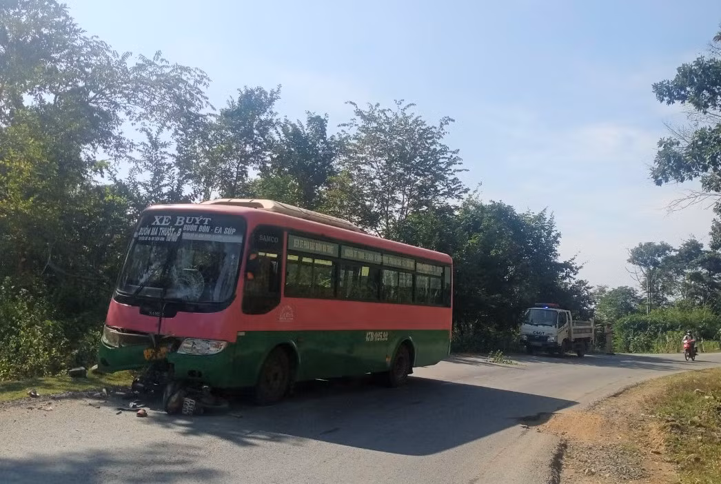  Xe máy lấn làn tông xe buýt, 2 bố con tử vong -0