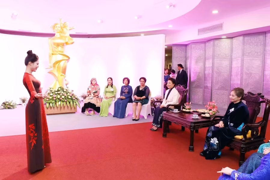 Phu nhân Trung Quốc ấn tượng với những tấm gương phụ nữ Việt Nam -0