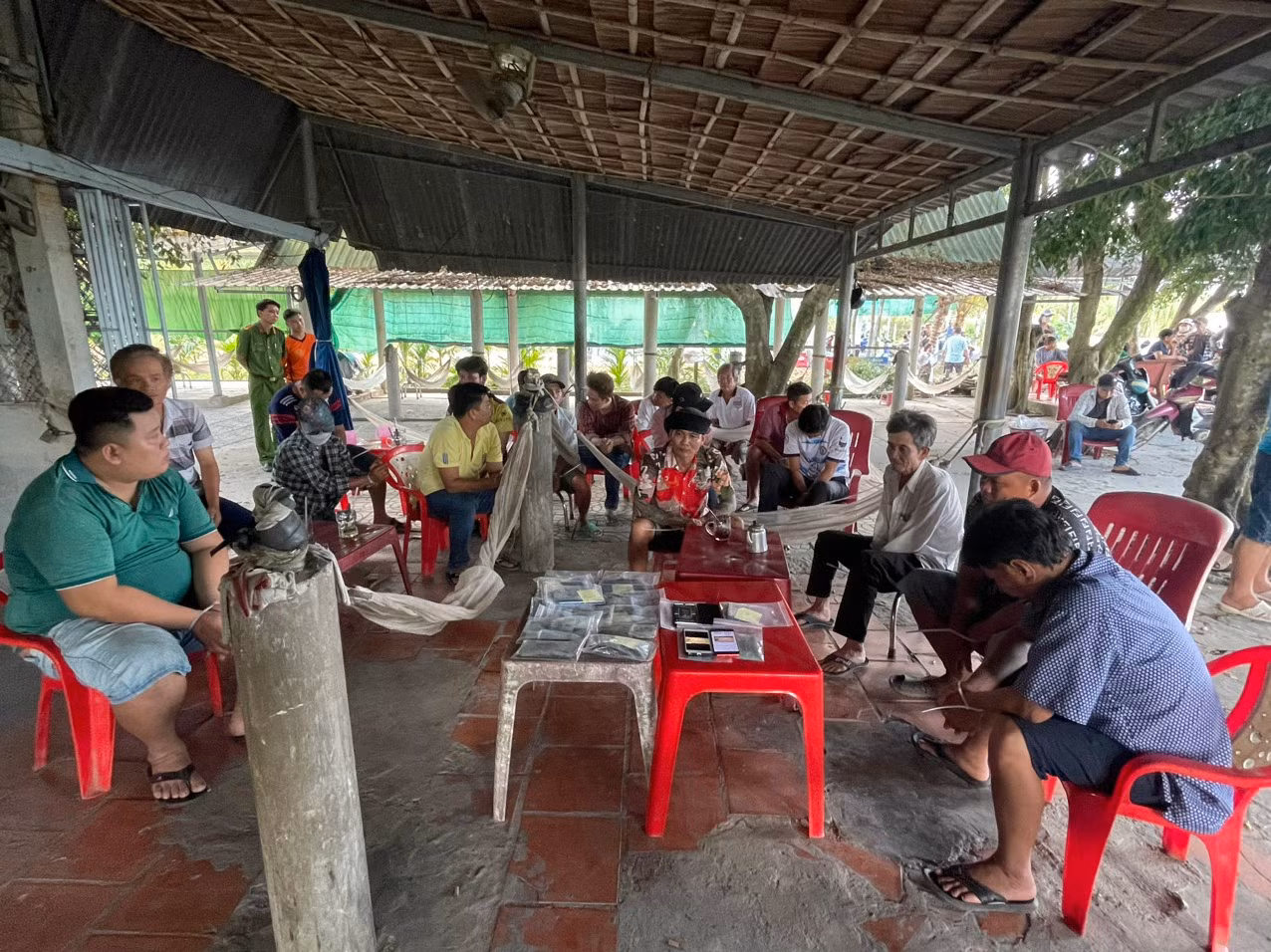 Công an Vĩnh Long phá 2 sới bạc, tạm giữ 29 đối tượng -0